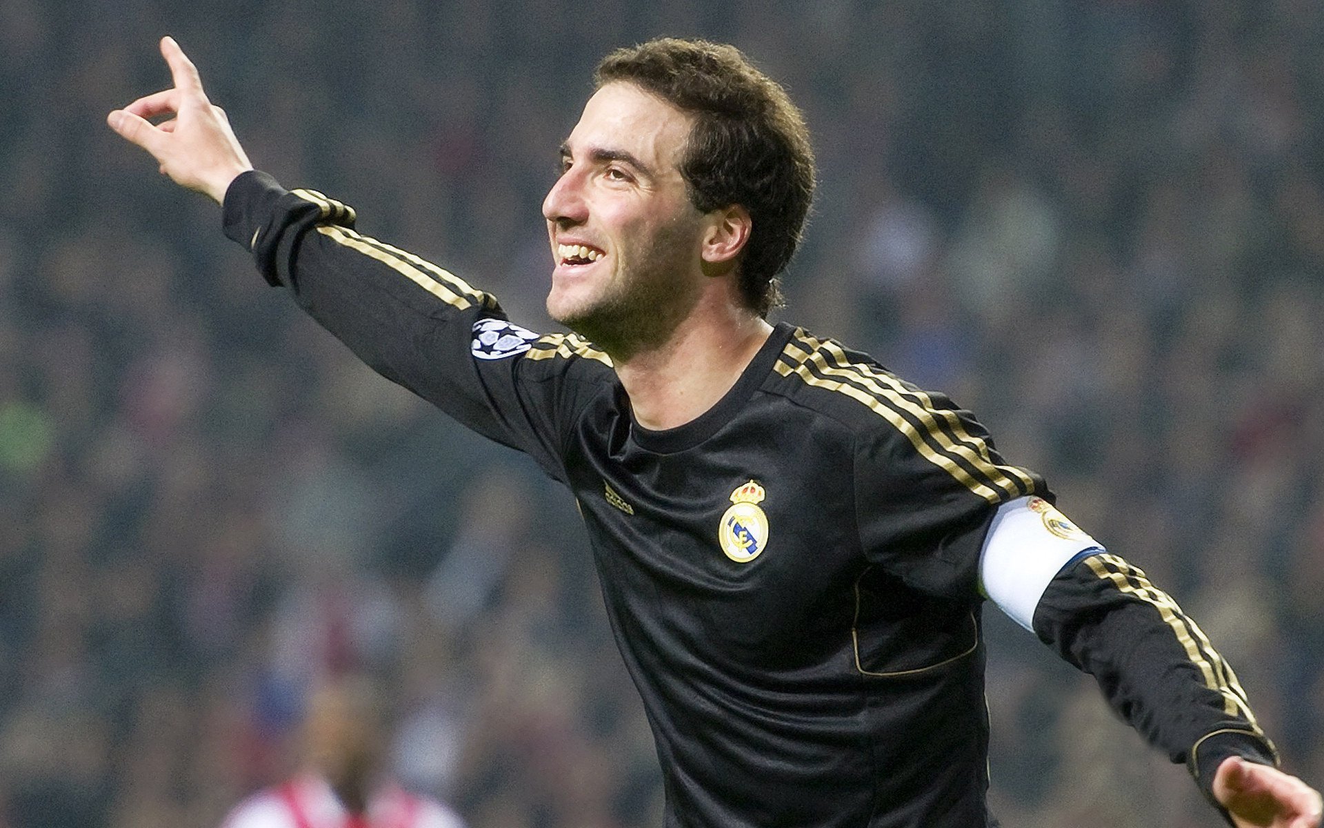 “华金·托比利亚的防守风暴与高效突破，助力美洲狮队在世界赛场上占有一席之地”